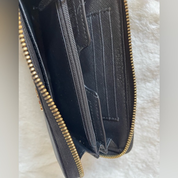 Michael Kors Wallet - Picture 7 of 8